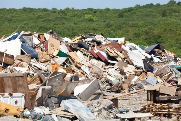 埋め立て地で古い家具 — ストック写真