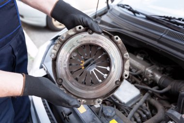 Bir araba motoru üzerinde debriyaj sepeti