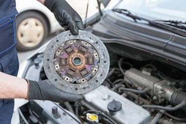 Debriyaj disk üzerinde bir araba motoru
