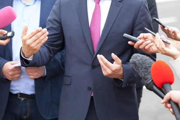 Tryck på intervju. Hand gest. Affärsman eller politiker. — Stockfoto