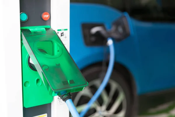 Laddning av batteri för en elbil — Stockfoto
