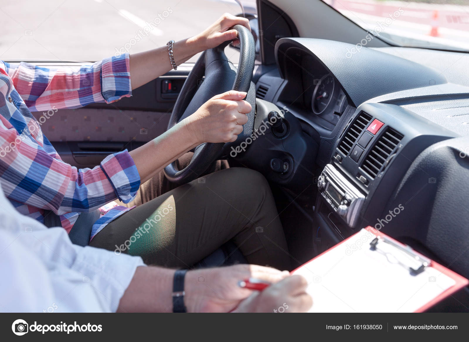 Вождение машины. Автошкола ягуар козьмодемьянск. Девушка за рулем с инструктором. Автошкола. Инструктор по вождению.