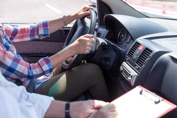 Learner driver mobil mengemudi mahasiswa dengan instruktur — Stok Foto