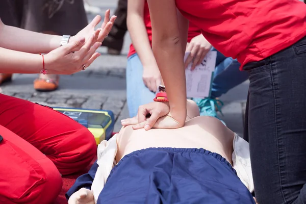 Szczegóły szkolenia pierwszej pomocy. CPR. — Zdjęcie stockowe