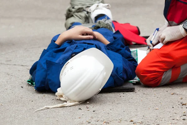 Εργασία ατύχημα. Πρώτες βοήθειες. — Φωτογραφία Αρχείου