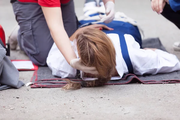 Ongeval werken. Eerste hulp. — Stockfoto