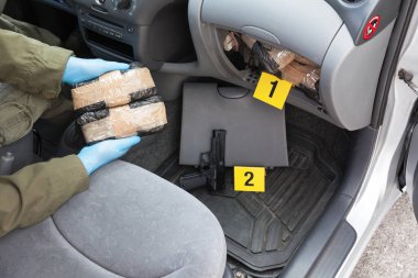 Polis memuru uyuşturucu paketleri gizli bölmede bulunan holding