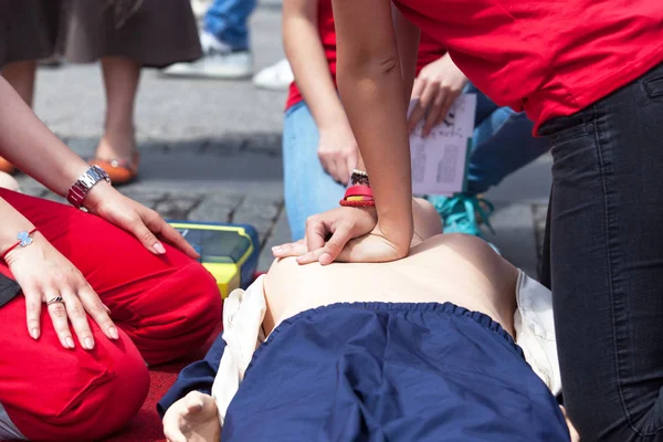 CPR. Eerste hulp training. — Stockfoto