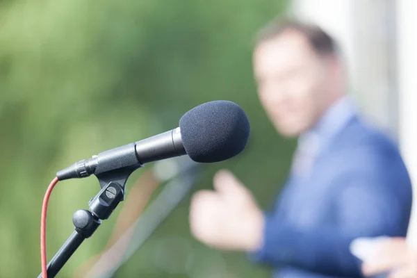 Lautsprecher. Rede. Mikrofon. Pressekonferenz. — Stockfoto