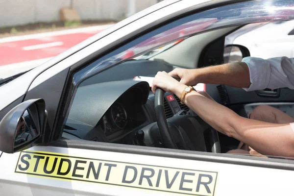 Escola de condução. Aprender a dirigir um carro . — Fotografia de Stock