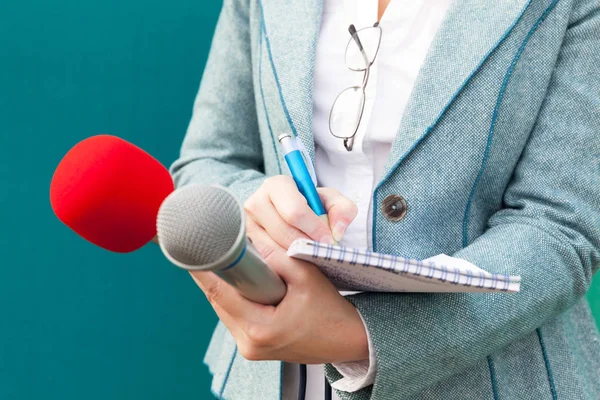 La reportera toma notas en la conferencia de prensa. Periodismo . —  Fotos de Stock