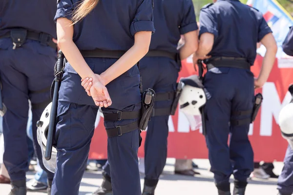 Женщина-полицейский. Правоохранители . — стоковое фото
