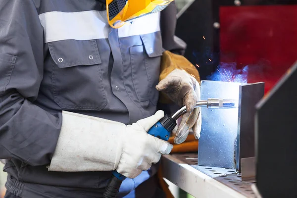 Svetsare på jobbet. Svetsning. — Stockfoto