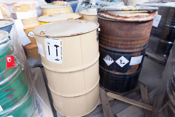 Residuos químicos vertidos en barriles oxidados — Foto de Stock