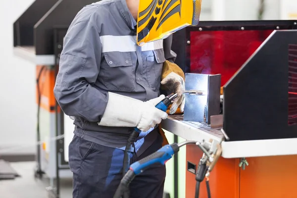 Svetsning. Svetsare på jobbet. — Stockfoto