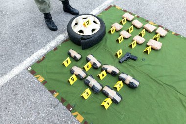 Polis baskını sırasında ele geçirilen uyuşturucu kanıt