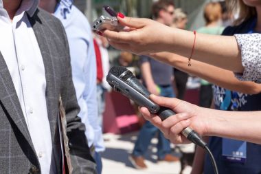 Medya röportaj. Basın toplantısında.