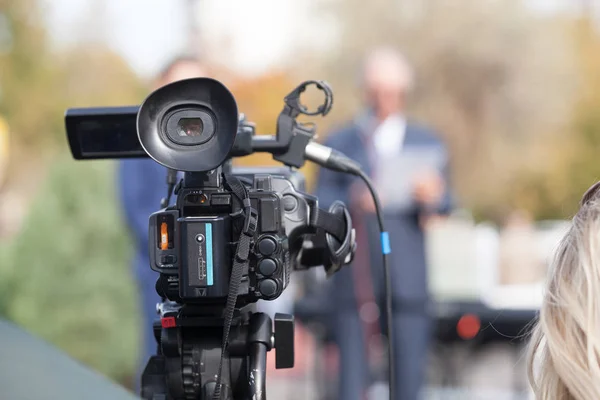 Medienereignis mit einer Videokamera filmen. Medienberichterstattung. — Stockfoto