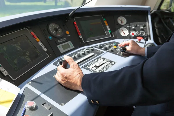 Tren sürücüsü. Demiryolu mühendisi.