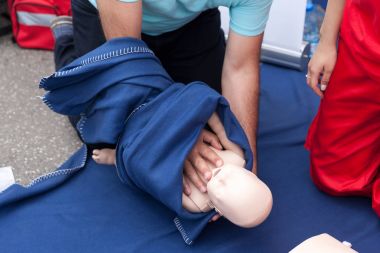 CPR. bebek veya çocuk ilk yardım eğitimi.