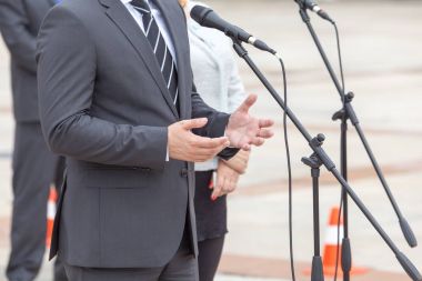 Politikacı bir konuşma veriyor. Siyasi miting.
