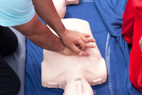Εκπαιδευτικό σεμινάριο πρώτων βοηθειών. CPR. — Φωτογραφία Αρχείου