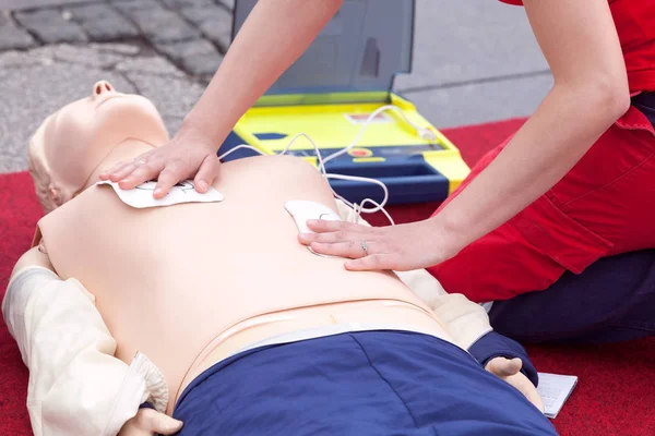 İlk yardım kursu kullanarak harici defibrilatör cihazı - Aed otomatik — Stok fotoğraf