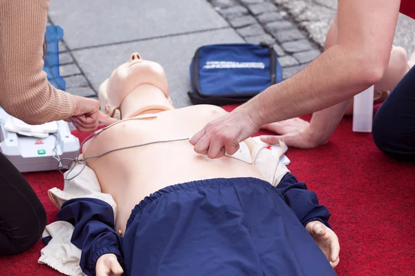 Pierwsza pomoc szkolenia za pomocą automatycznego defibrylatora zewnętrznego urządzenia — Zdjęcie stockowe