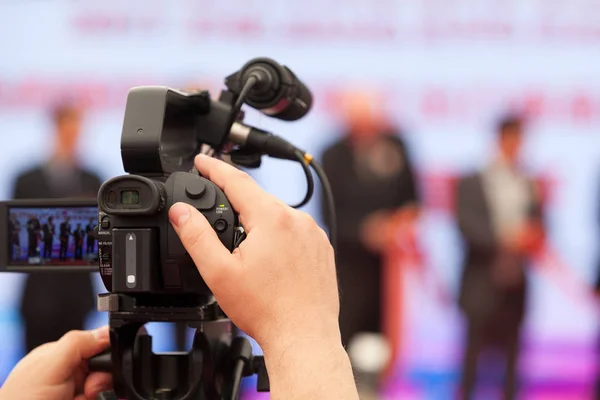 Filmar um evento de mídia com uma câmera de vídeo — Fotografia de Stock