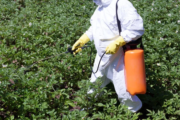 Agricultor pulverização de pesticidas — Fotografia de Stock