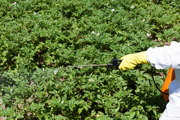 Bonden som sprutar bekämpningsmedel — Stockfoto