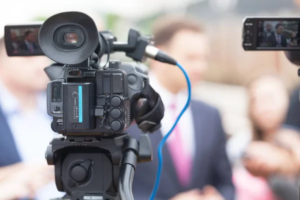 Fernsehinterview. Pressekonferenz. — Stockfoto