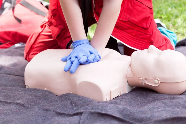 Πρώτες βοήθειες. CPR. — Φωτογραφία Αρχείου