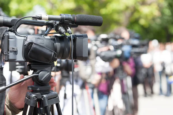Presskonferens. Filma mediehändelse med en videokamera. — Stockfoto