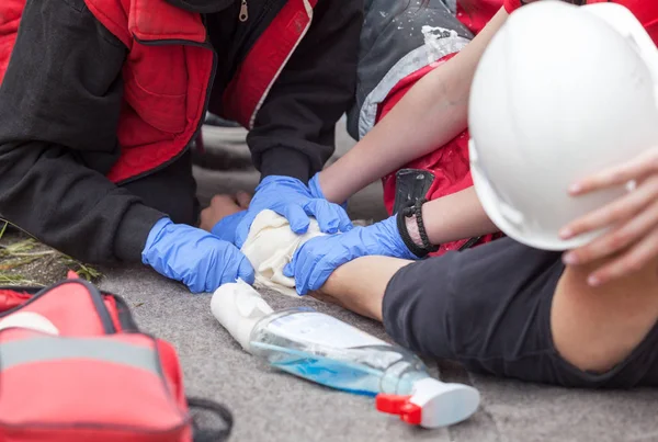 Work accident. First aid training. Arm injury. — Stock Photo, Image