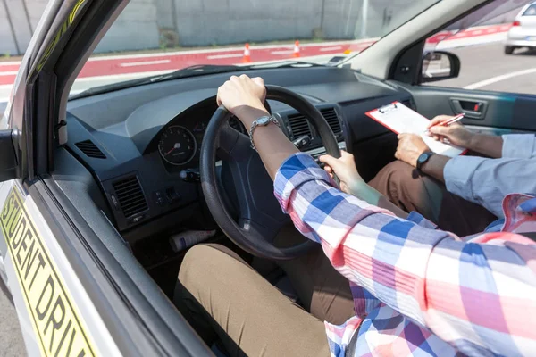 Apprendre à conduire une voiture avec un instructeur de conduite — Photo