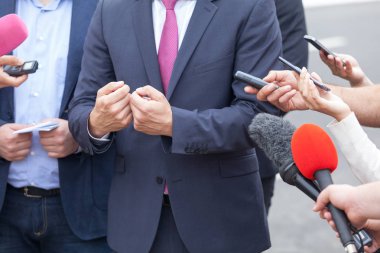 Halkla ilişkiler - halkla ilişkiler medya röportaj. Basın toplantısında.