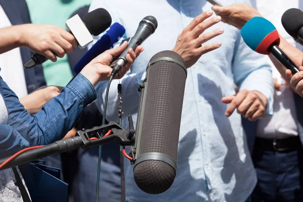 PR - pr. Medieninterview. Pressekonferenz. — Stockfoto