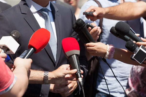 PR - pr. Medieninterview. Pressekonferenz. — Stockfoto