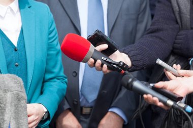 Halkla ilişkiler - PR basın toplantısında.