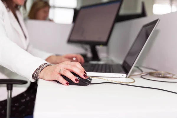 Trabalhadora de escritório do sexo feminino trabalhando no computador portátil — Fotografia de Stock