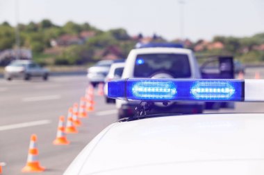 Karayolu trafik kontrolü sırasında polis araba acil aydınlatma