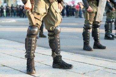 Sokak protestosu sırasında çevik kuvvet polisi görevde.