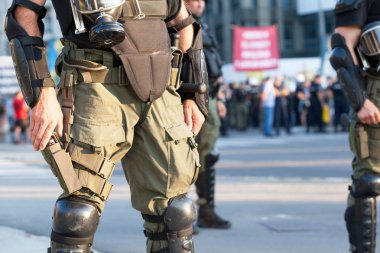 Sokak protestosu sırasında görev başında olan polis