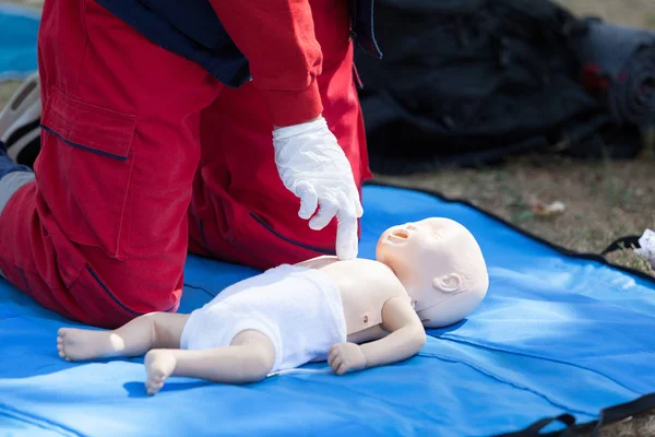 Entrenamiento de primeros auxilios para bebés con RCP. Masaje cardíaco . — Foto de Stock