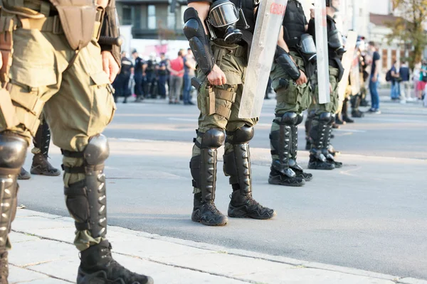 街头抗议期间执勤的武装防暴警察 — 图库照片