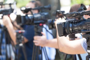 Video kamerayla medya etkinliği çekiliyor. Basın toplantısı.