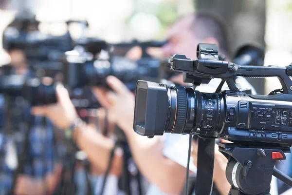 Medienereignis mit einer Videokamera filmen. Pressekonferenz. — Stockfoto