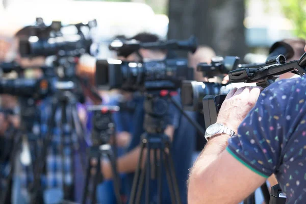 Filma en mediehändelse med en videokamera. Presskonferens. — Stockfoto