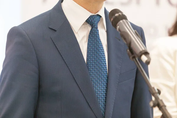 Un homme d'affaires ou un politicien prononce un discours lors d'un événement médiatique — Photo